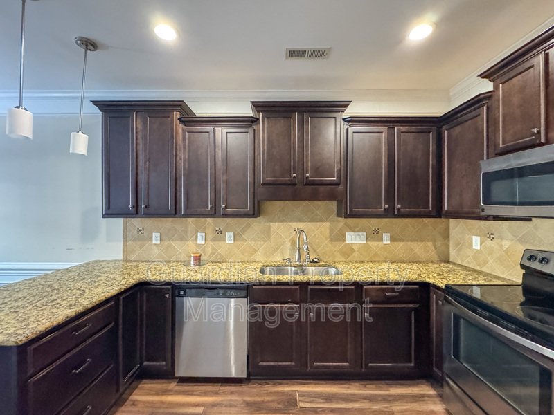 Lovely 3 Bed 2.5 Bath Townhome with Community Amenities property image