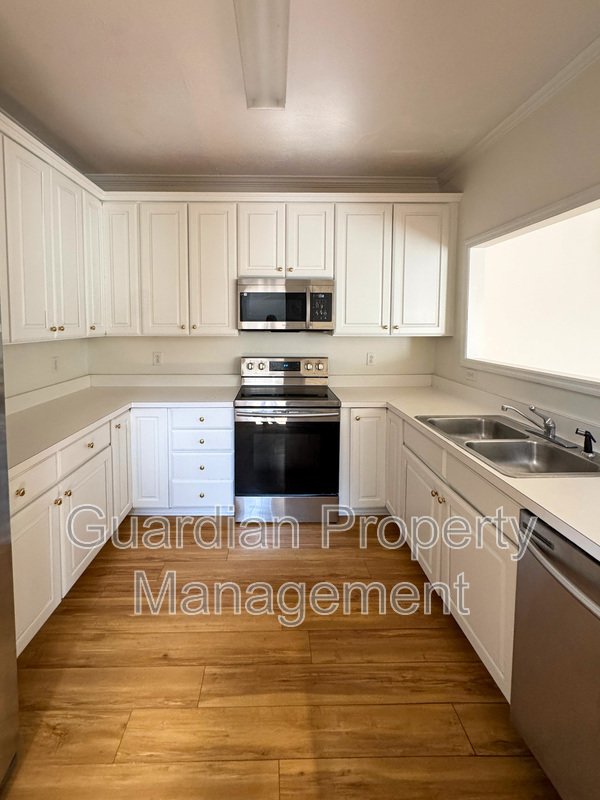 Charming 3 Bed 2.5 Bath Home in Gated Community property image