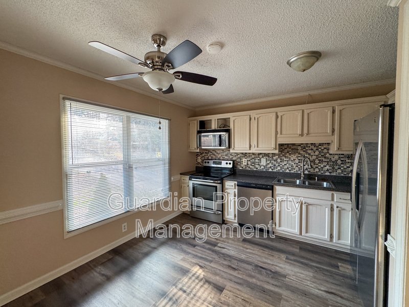 Charming 3 Bed 1.5 bath in College Lakes property image