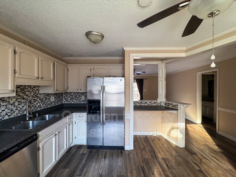 Charming 3 Bed 1.5 bath in College Lakes property image