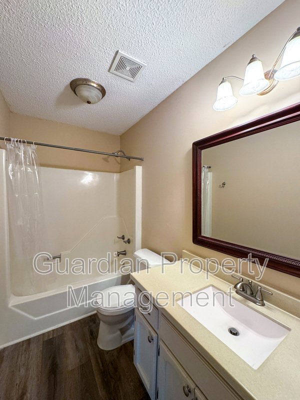 Charming 3 Bed 1.5 bath in College Lakes property image