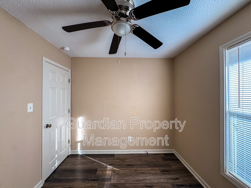 Charming 3 Bed 1.5 bath in College Lakes property image