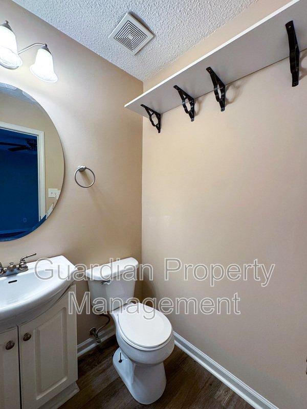 Charming 3 Bed 1.5 bath in College Lakes property image