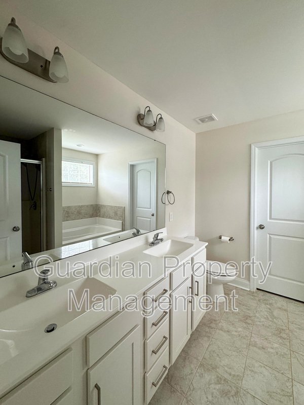 Beautiful 4 Bed 2.5 Bath Home with Fenced Backyard property image