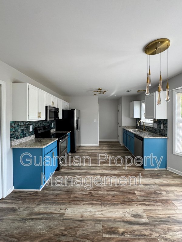 Charming 3 Bed 2 Bath Home with Bonus Room property image