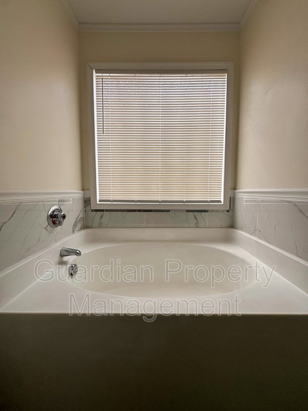 Charming 3 Bed 2 Bath Home with Bonus Room property image