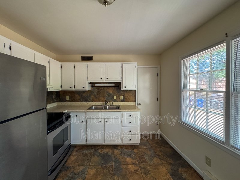 Conveniently Located 2 Bed 1.5 First Floor Unit property image