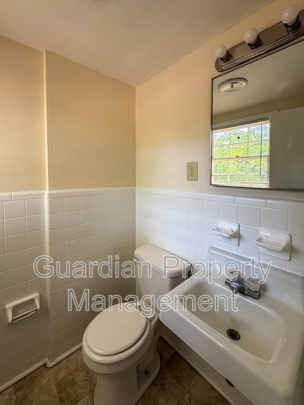 Conveniently Located 2 Bed 1.5 First Floor Unit property image