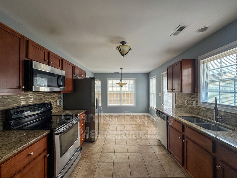 Spacious 3 Bed 2.5 Bath Home with Fenced Backyard property image