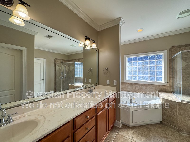 Beautiful 3 Bed 2 Bath Condo with Community Amenities property image