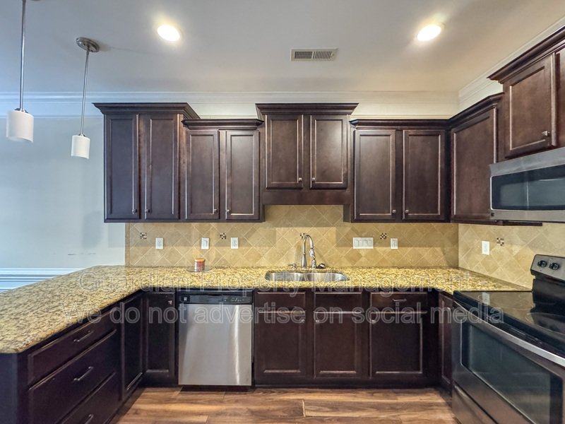 Lovely 3 Bed 2.5 Bath Townhome with Community Amenities property image