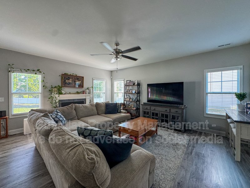 Spacious 4 Bed 3 Bed Home in Pine Forest School District property image