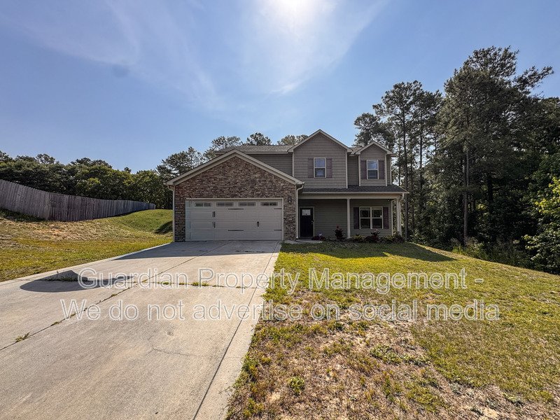 Stunning 4 Bed 2.5 Bath Raeford Home on Cul-de-sac property image