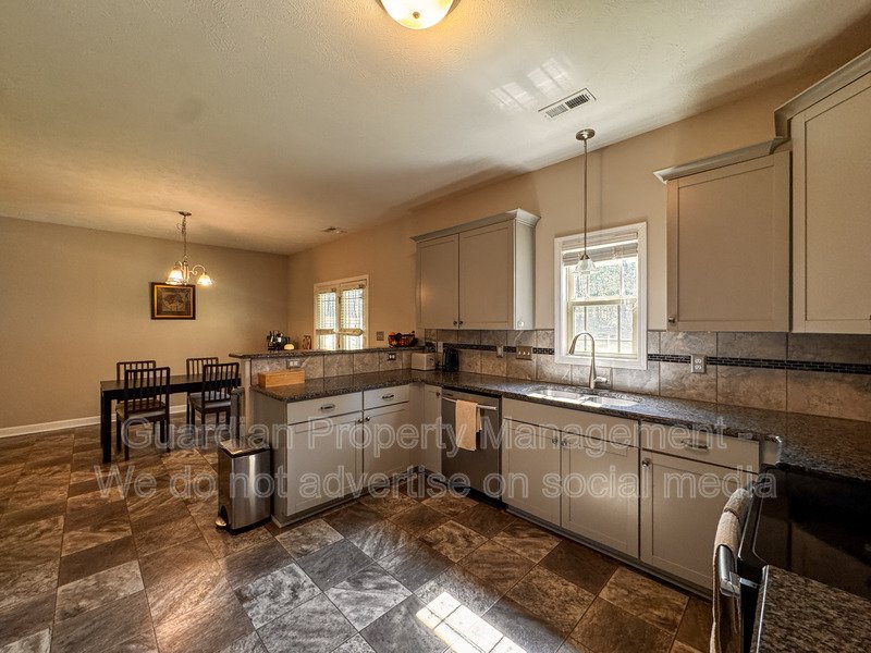 Stunning 4 Bed 2.5 Bath Raeford Home on Cul-de-sac property image