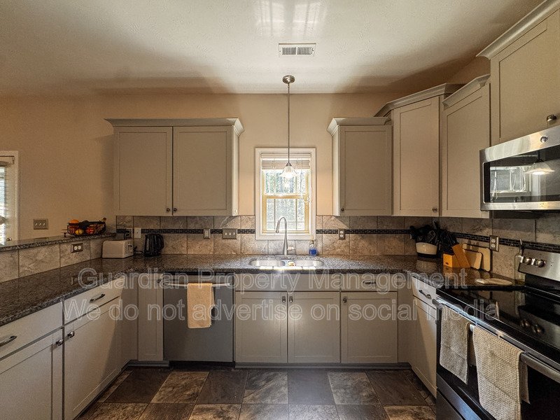 Stunning 4 Bed 2.5 Bath Raeford Home on Cul-de-sac property image