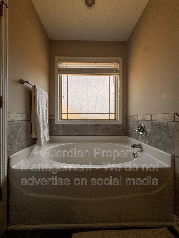 Stunning 4 Bed 2.5 Bath Raeford Home on Cul-de-sac property image