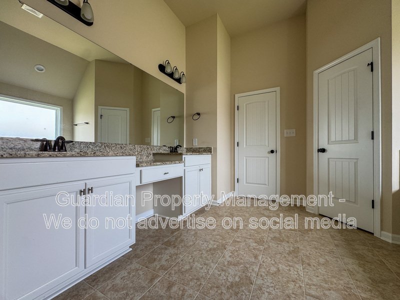 Stunning 5 Bed 4.5 Bath Fayetteville Home with Fenced Yard property image