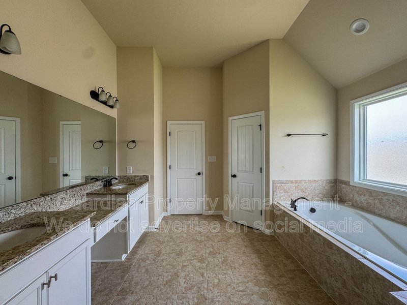 Stunning 5 Bed 4.5 Bath Fayetteville Home with Fenced Yard property image