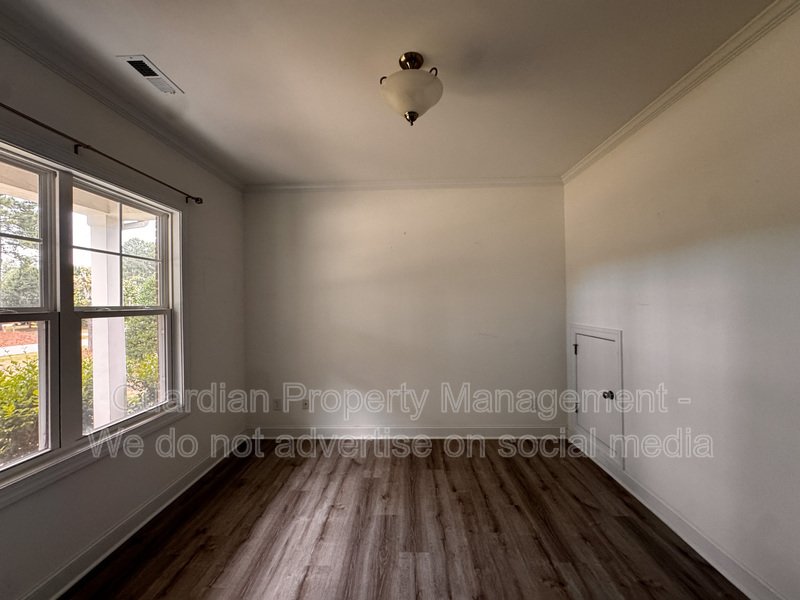 Gorgeous 4 Bed 3.5 Bath Executive Home with Community Amenities property image
