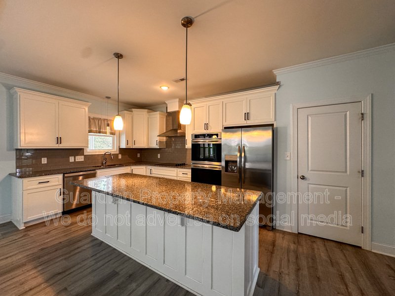 Gorgeous 4 Bed 3.5 Bath Executive Home with Community Amenities property image