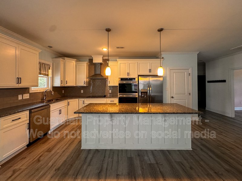 Gorgeous 4 Bed 3.5 Bath Executive Home with Community Amenities property image