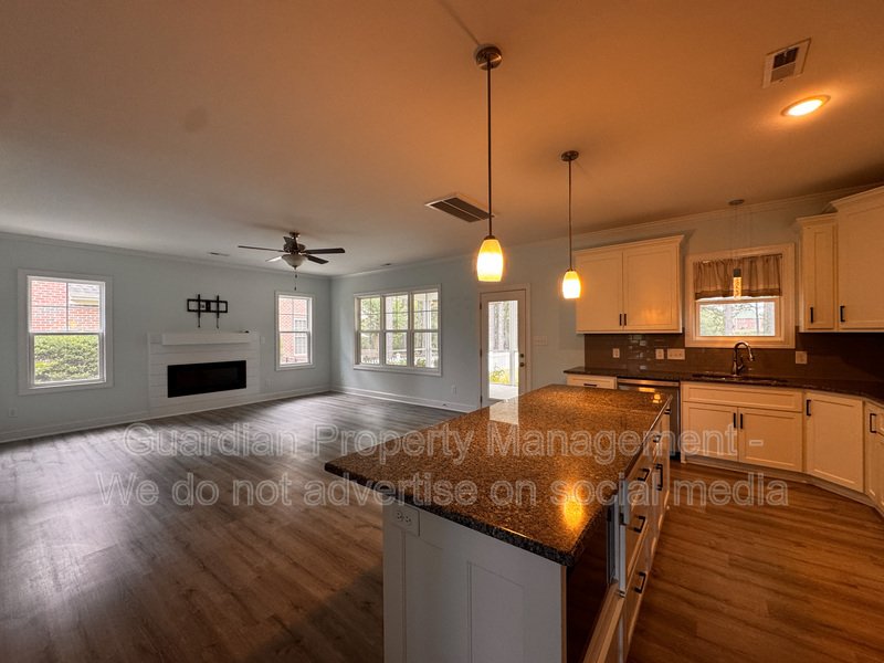 Gorgeous 4 Bed 3.5 Bath Executive Home with Community Amenities property image