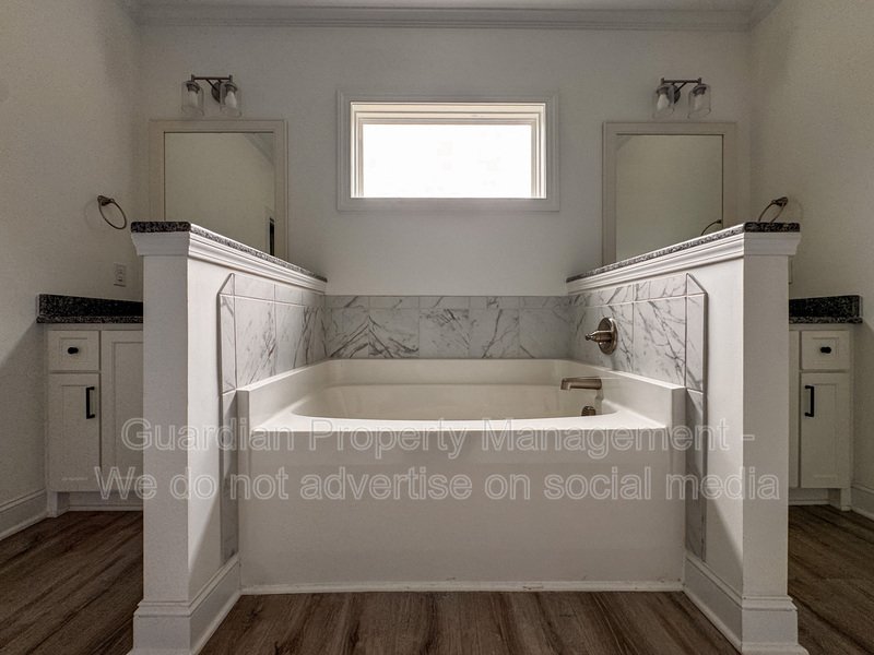 Gorgeous 4 Bed 3.5 Bath Executive Home with Community Amenities property image