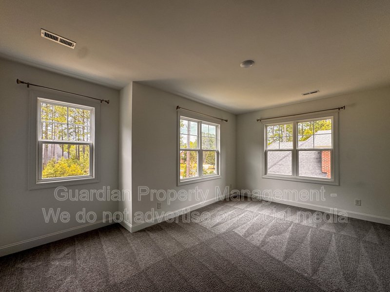 Gorgeous 4 Bed 3.5 Bath Executive Home with Community Amenities property image
