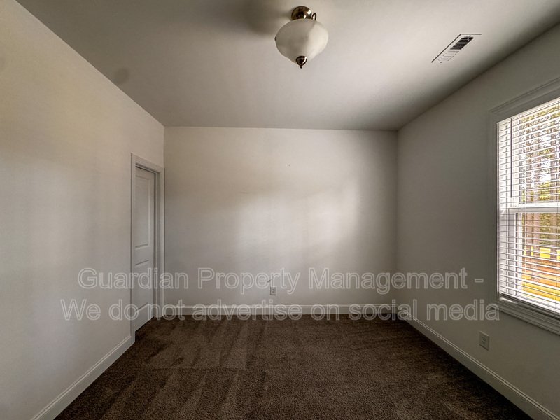 Gorgeous 4 Bed 3.5 Bath Executive Home with Community Amenities property image
