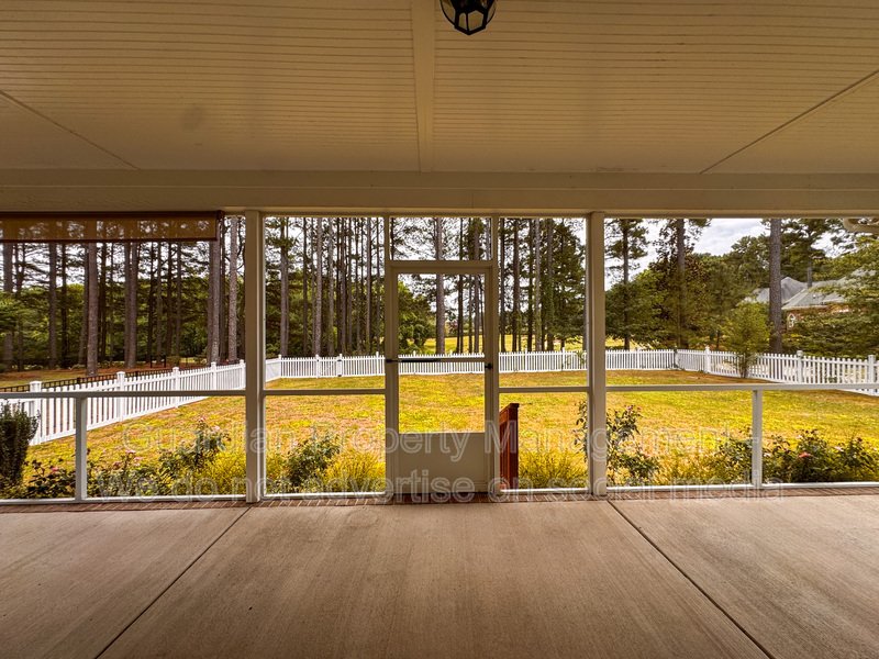 Gorgeous 4 Bed 3.5 Bath Executive Home with Community Amenities property image