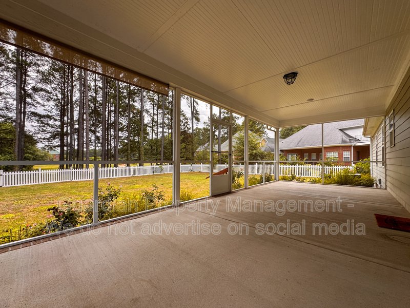 Gorgeous 4 Bed 3.5 Bath Executive Home with Community Amenities property image
