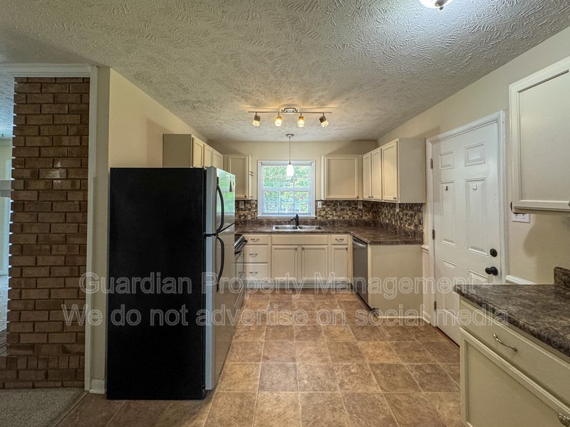 Charming 3 Bed 2 Bath Home Conveniently Located in Fayetteville property image