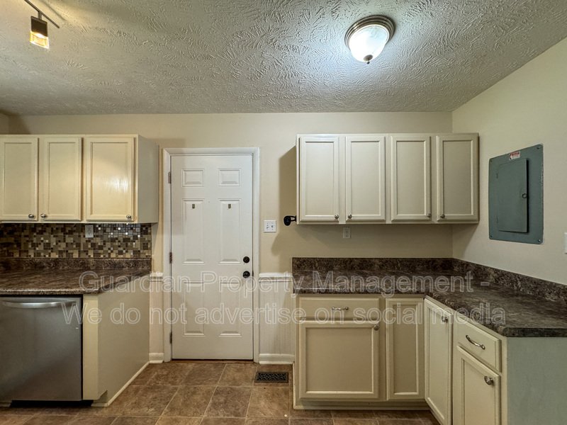 Charming 3 Bed 2 Bath Home Conveniently Located in Fayetteville property image