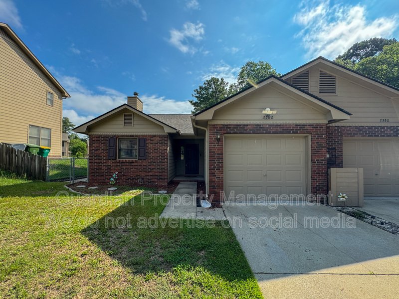 Charming 3 Bed 2 Bath Duplex in Gated Community property image