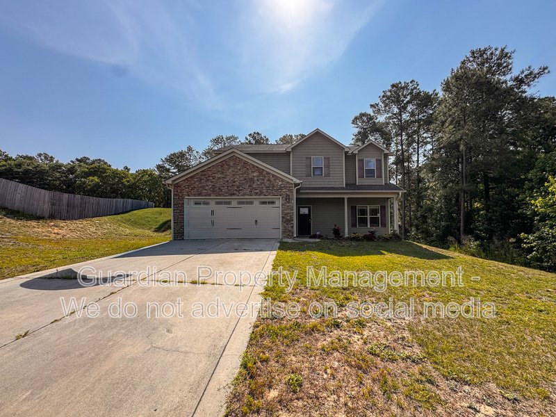Stunning 4 Bed 2.5 Bath Raeford Home on Cul-de-sac property image