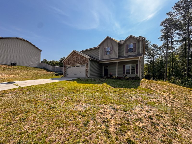 Stunning 4 Bed 2.5 Bath Raeford Home on Cul-de-sac property image