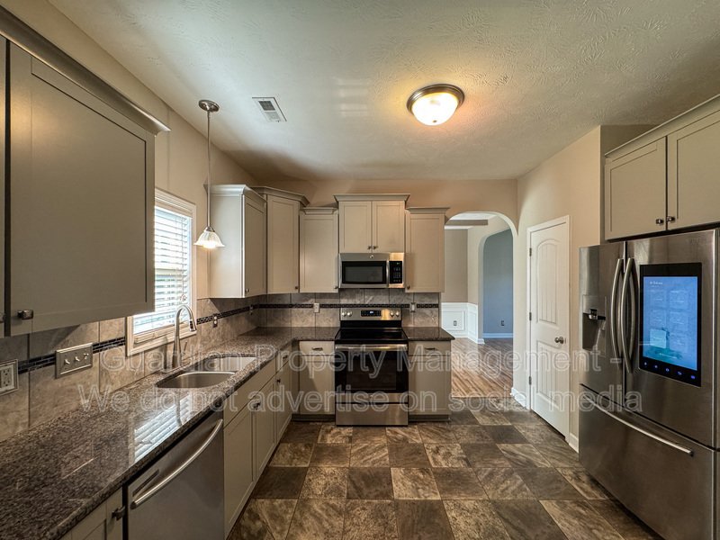 Stunning 4 Bed 2.5 Bath Raeford Home on Cul-de-sac property image