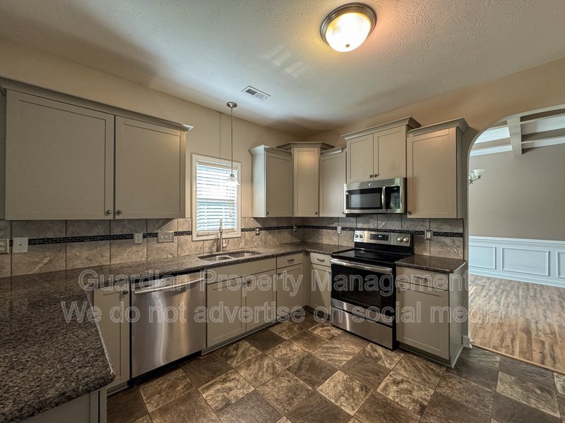 Stunning 4 Bed 2.5 Bath Raeford Home on Cul-de-sac property image