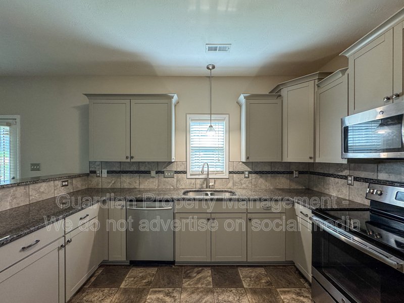 Stunning 4 Bed 2.5 Bath Raeford Home on Cul-de-sac property image