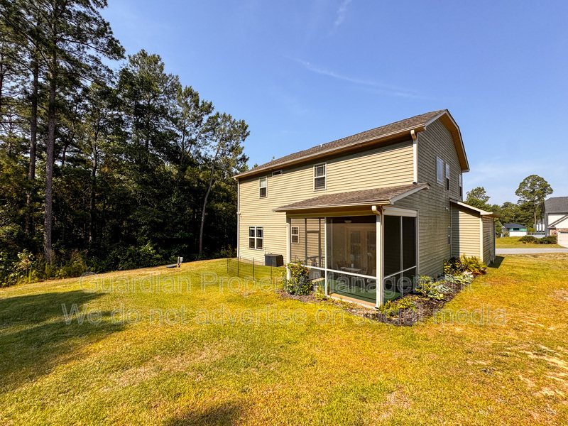 Stunning 4 Bed 2.5 Bath Raeford Home on Cul-de-sac property image