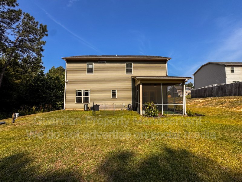 Stunning 4 Bed 2.5 Bath Raeford Home on Cul-de-sac property image