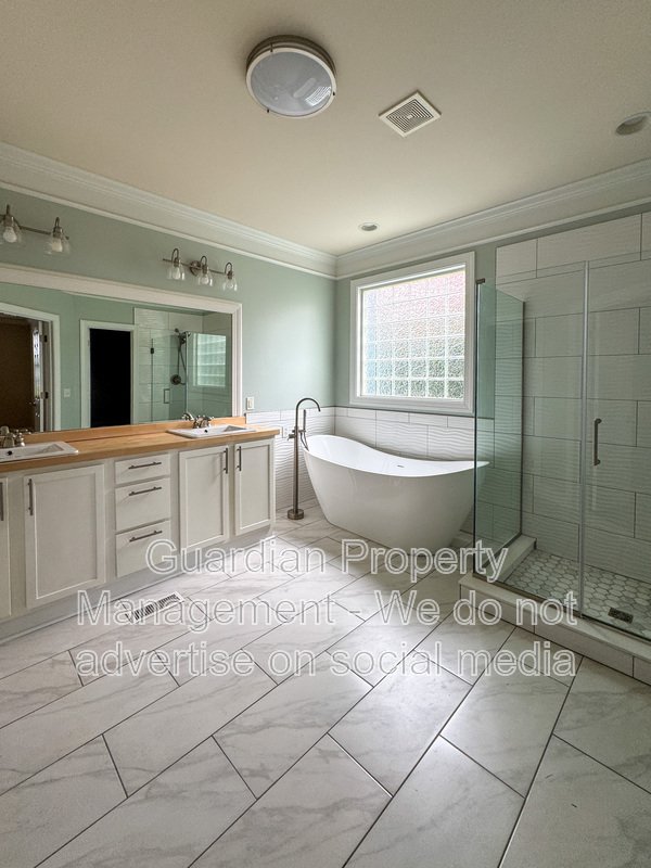 5 Bedroom Home in a Gated Golf Course Community property image