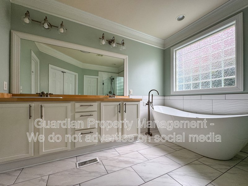5 Bedroom Home in a Gated Golf Course Community property image
