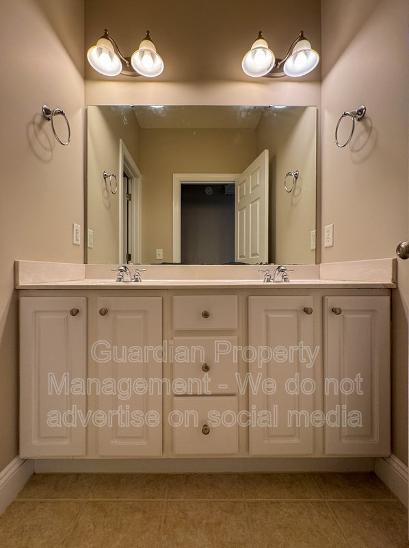 5 Bedroom Home in a Gated Golf Course Community property image
