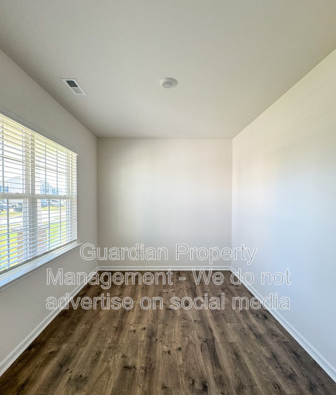 4 Bed 2.5 Bath Home with Flex Spaces property image