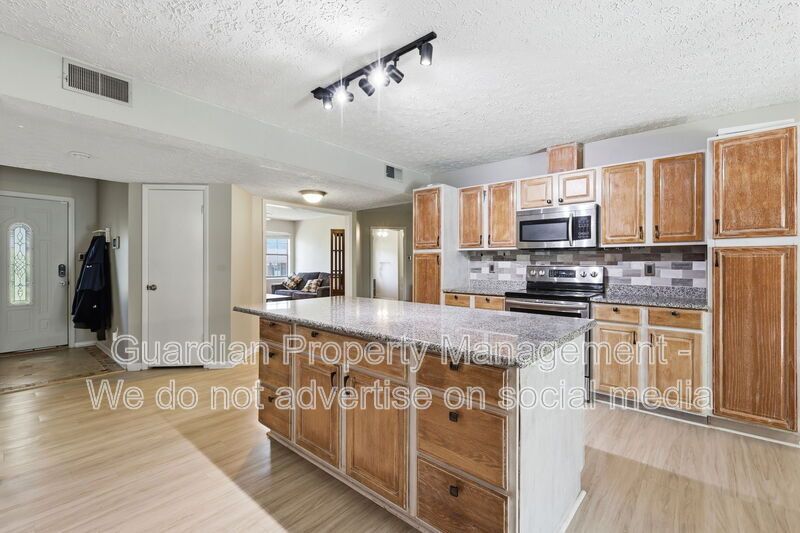3 Bed 2 Bath Home with Flex Spaces property image