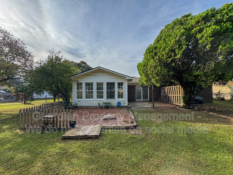 Spacious 3 Bed 2 Bath Ranch with Fenced Yard property image