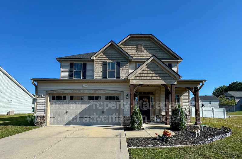 Beautifully Maintained 3 Bed 2.5 Bath Home in West Gate property image