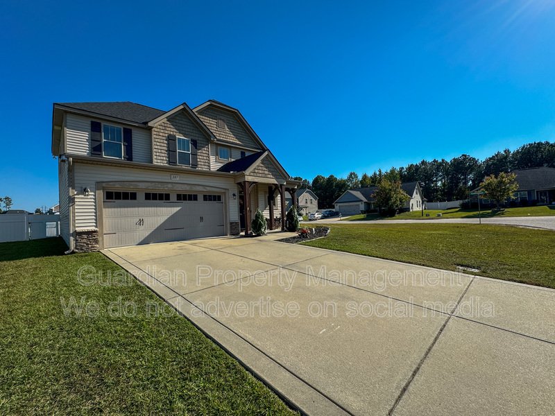 Beautifully Maintained 3 Bed 2.5 Bath Home in West Gate property image