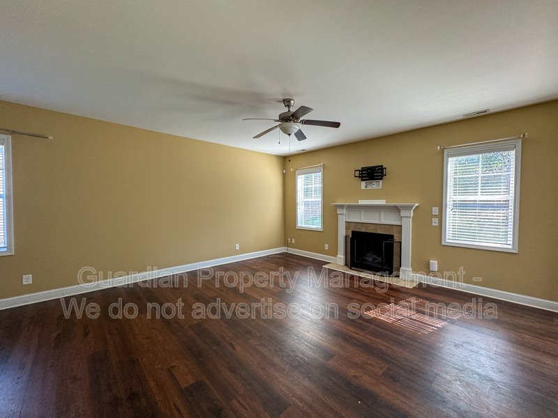 Lovely 3 Bed 2.5 Bath Home with Fenced Backyard property image